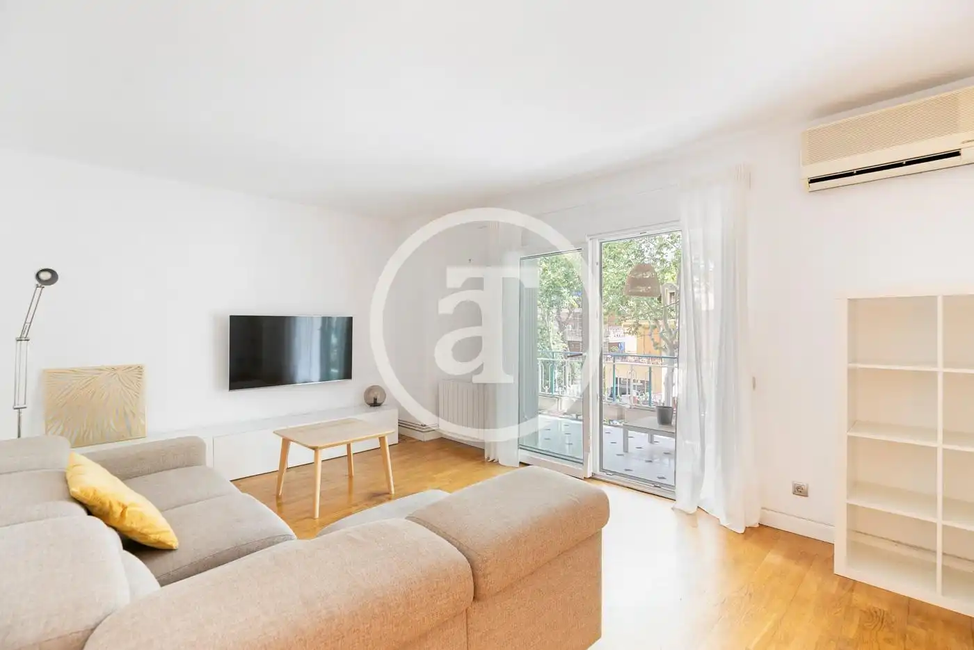 Exterior view of Flat for rent in  Barcelona Capital  with Heating, Furnished and Oven