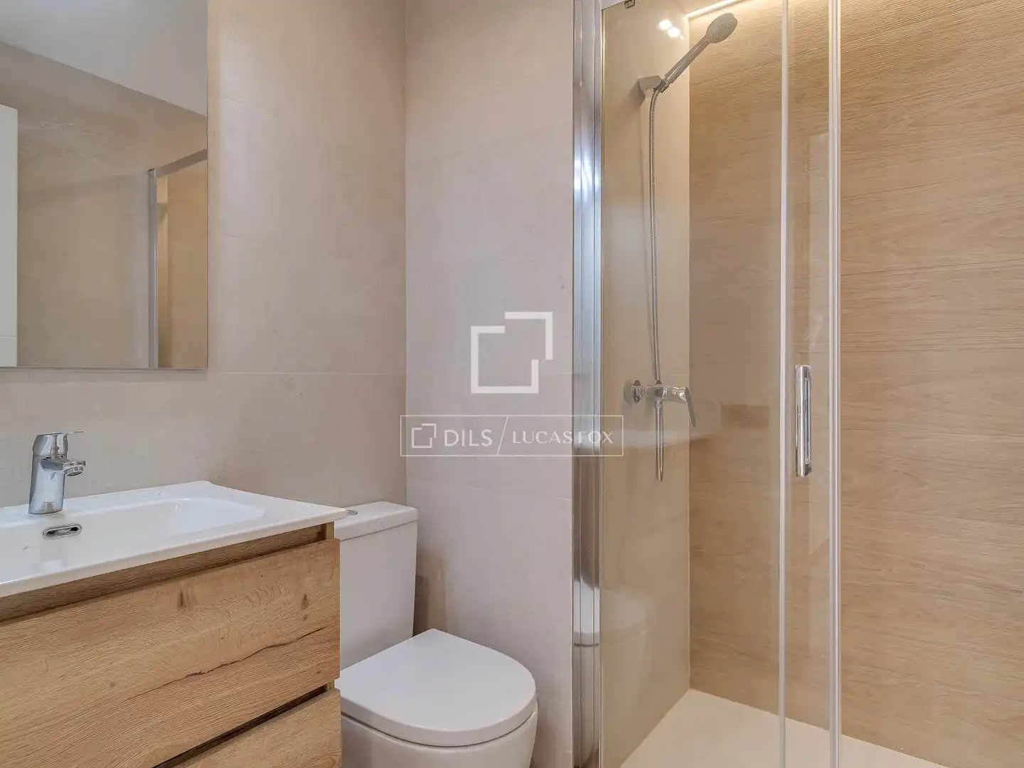Bathroom of Flat for rent in Barcelona  with Air Conditioner and Parquet flooring