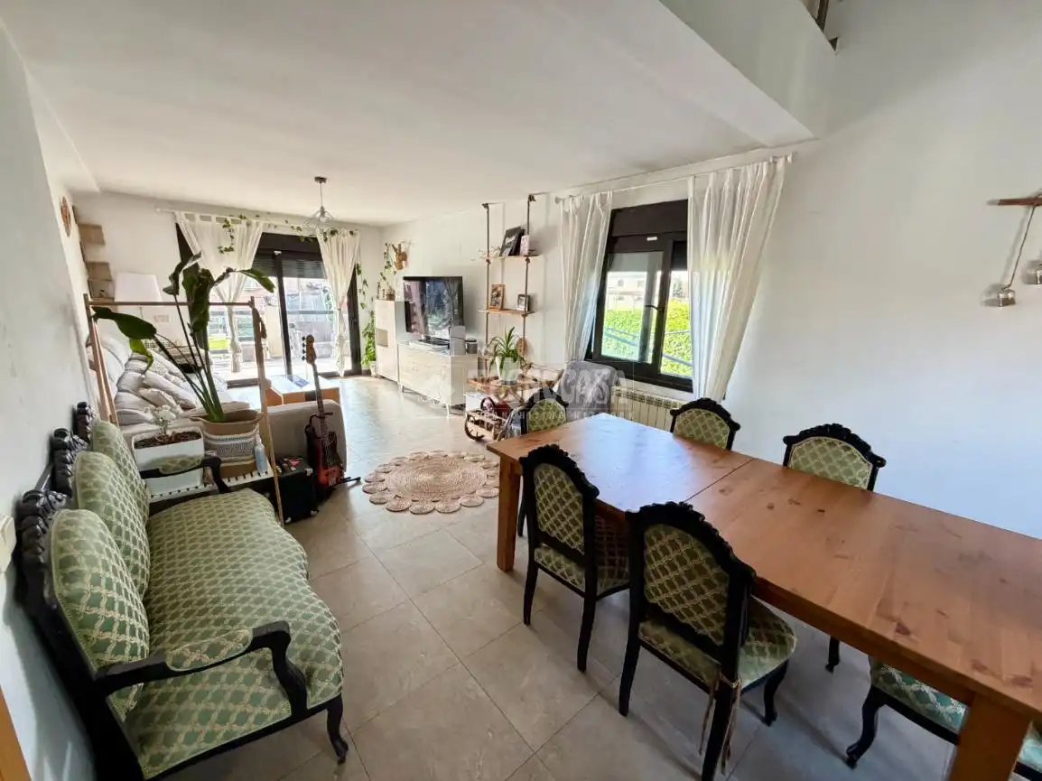 Comedor de Casa o chalet en venta en Serracines con Calefacción y Jardín privado