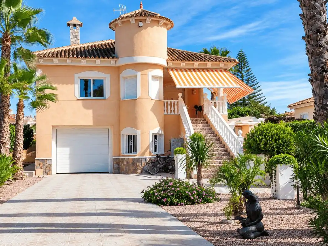 Vista exterior de Casa o xalet en venda en Benferri amb Aire condicionat, Terrassa i Piscina