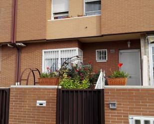 Exterior view of Single-family semi-detached for sale in Parla  with Swimming Pool