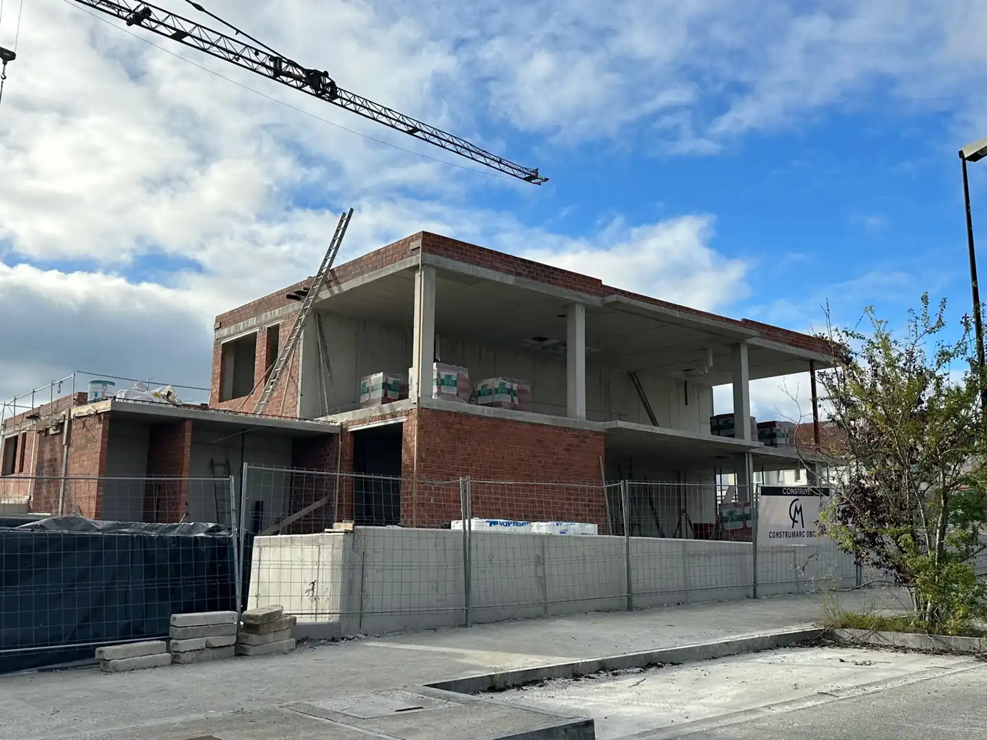 Casa aparellada amb jardí en venda a Parroquias de Santiago