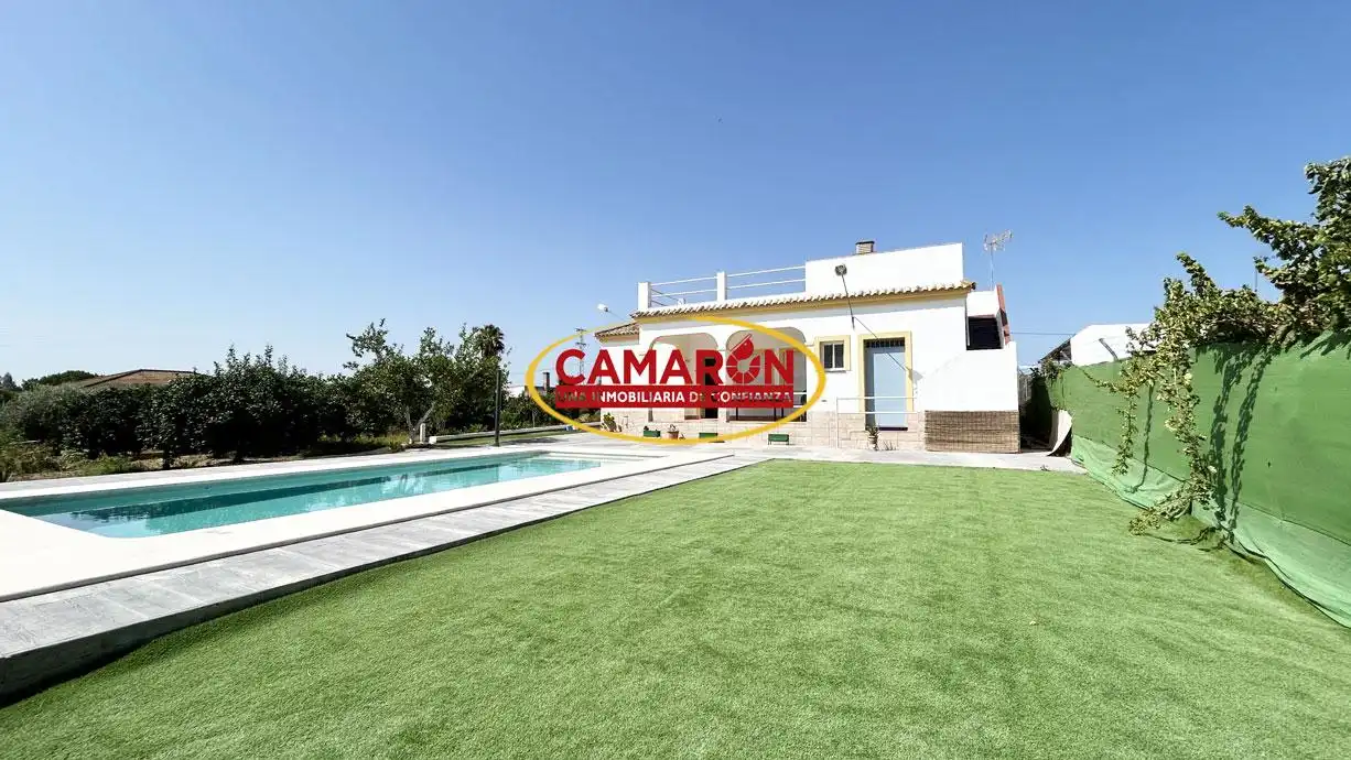 Piscina de Finca rústica en venda en La Puebla del Río amb Piscina