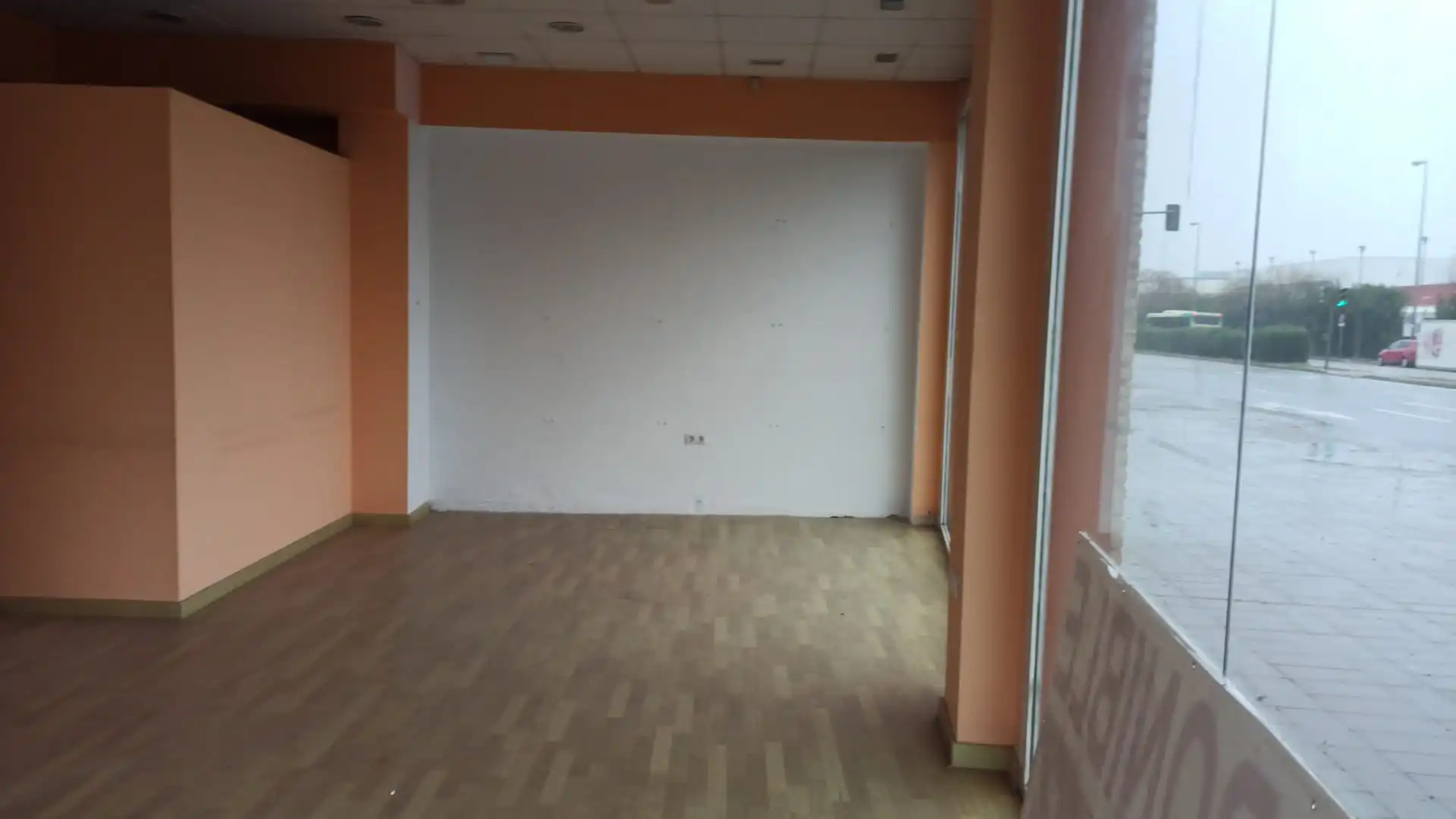 Local de alquiler en Sevilla con Aire acondicionado, Parquet y Alarma