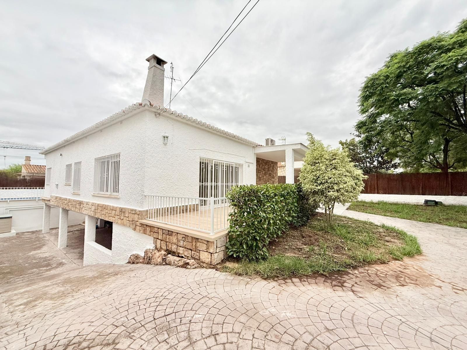 Vista exterior de Casa o xalet de lloguer en Rocafort amb Calefacció, Jardí privat i Parquet