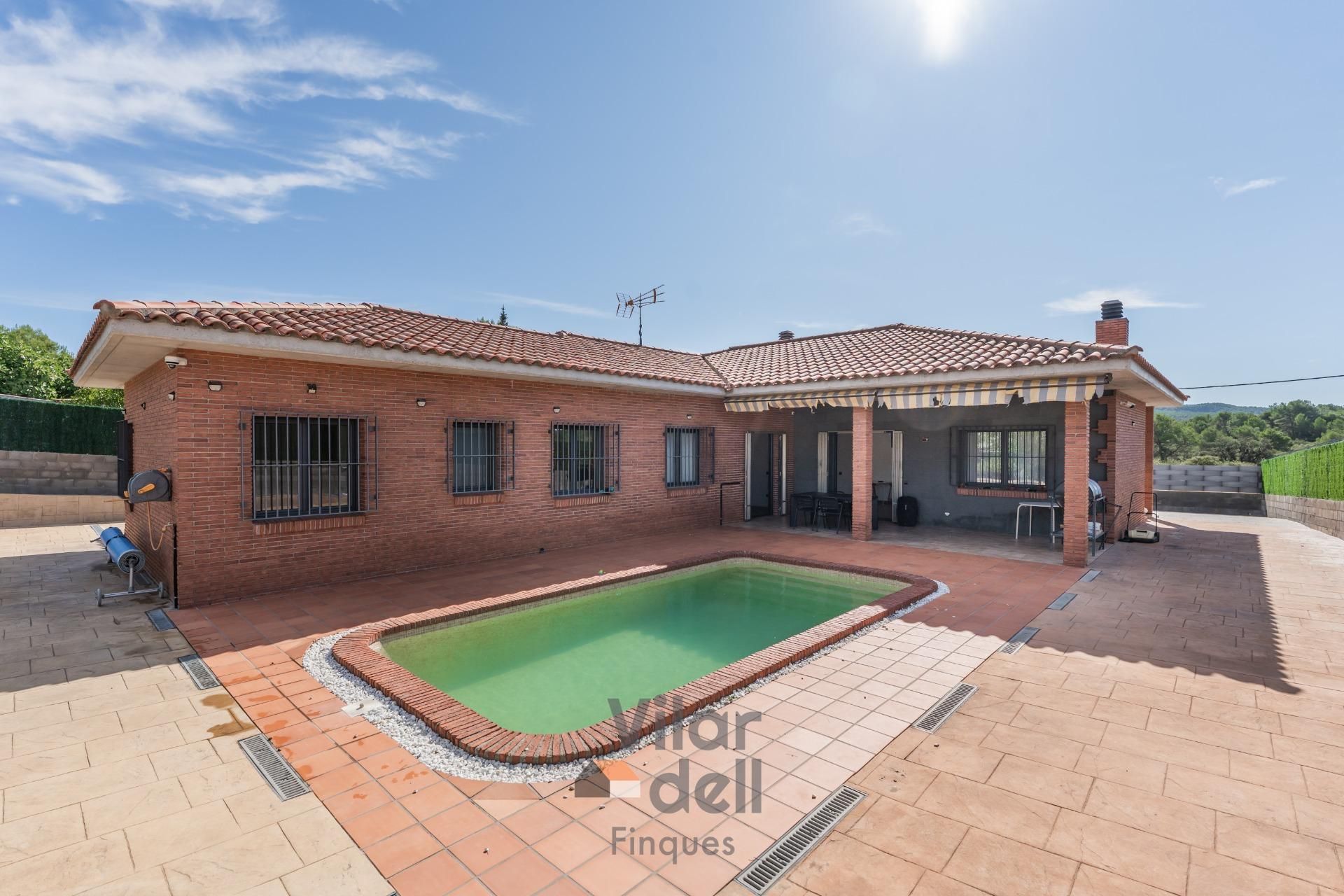 Vista exterior de Casa o xalet en venda en Querol amb Jardí privat i Piscina