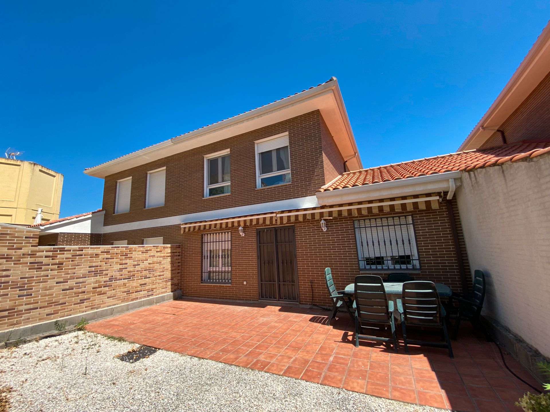 Vista exterior de Casa adosada en venta en Navalagamella con Calefacción, Jardín privado y Amueblado