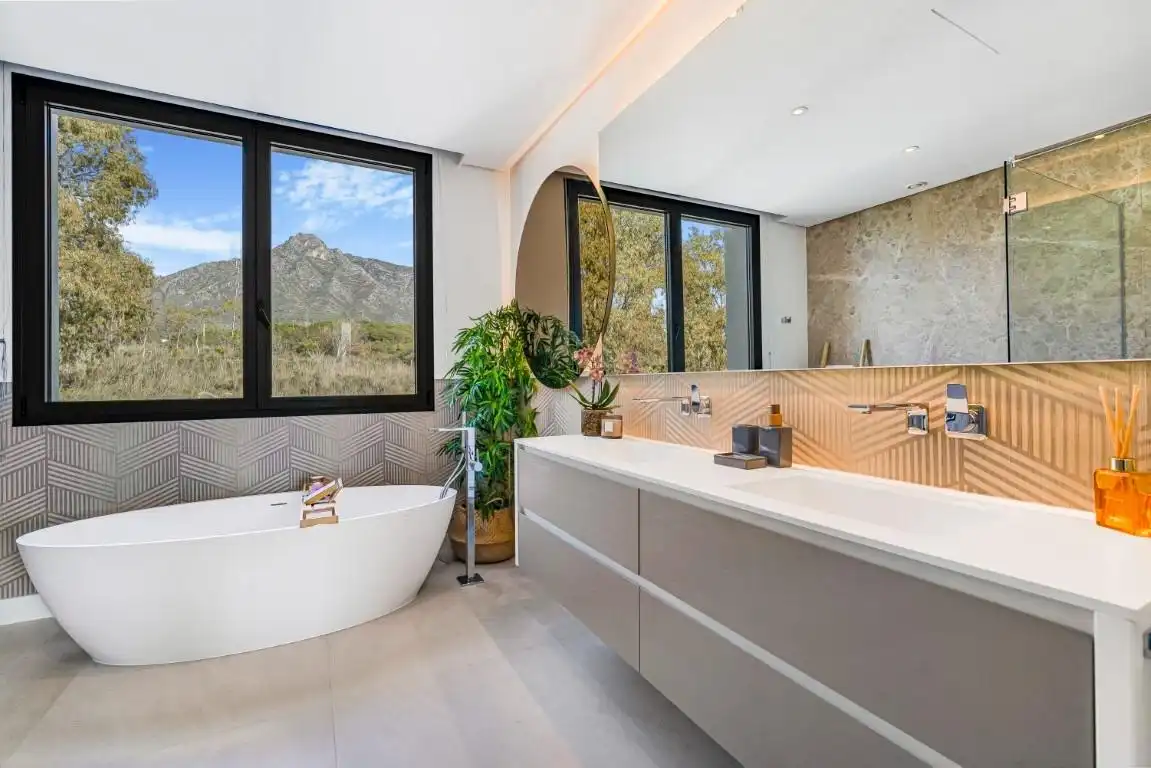 Bathroom of Houses for sale in Marbella  with Air Conditioner, Heating and Private garden