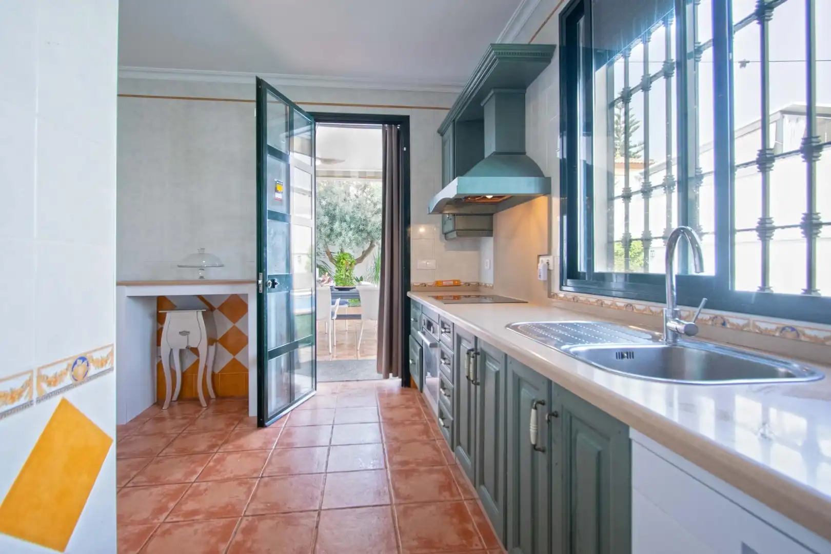 Cuina de Casa o xalet en venda en Burguillos amb Aire condicionat, Jardí privat i Terrassa