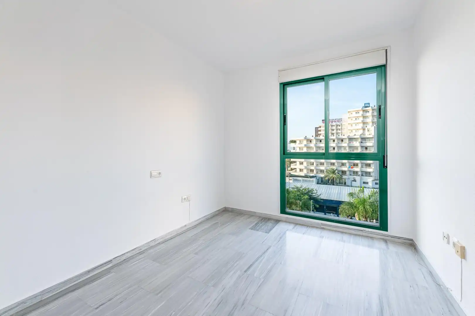 Dormitori de Apartament en venda en Torremolinos amb Aire condicionat, Calefacció i Jardí privat