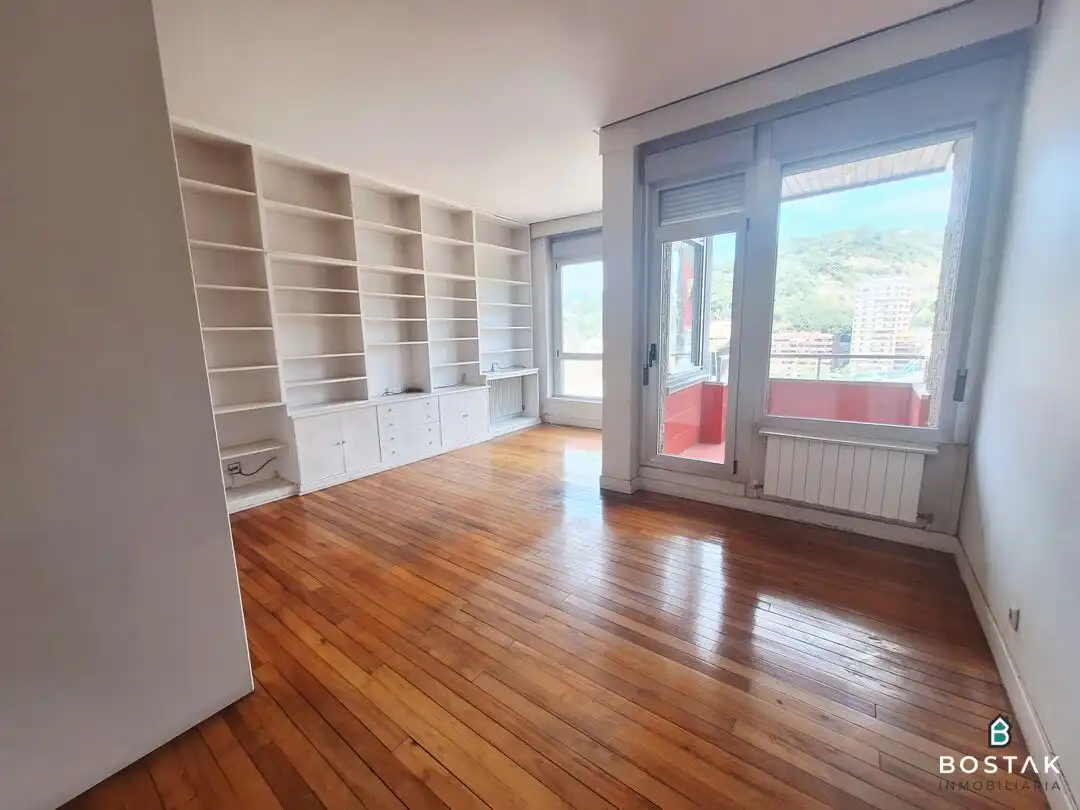 Sala d'estar de Pis en venda en Bilbao  amb Calefacció i Terrassa