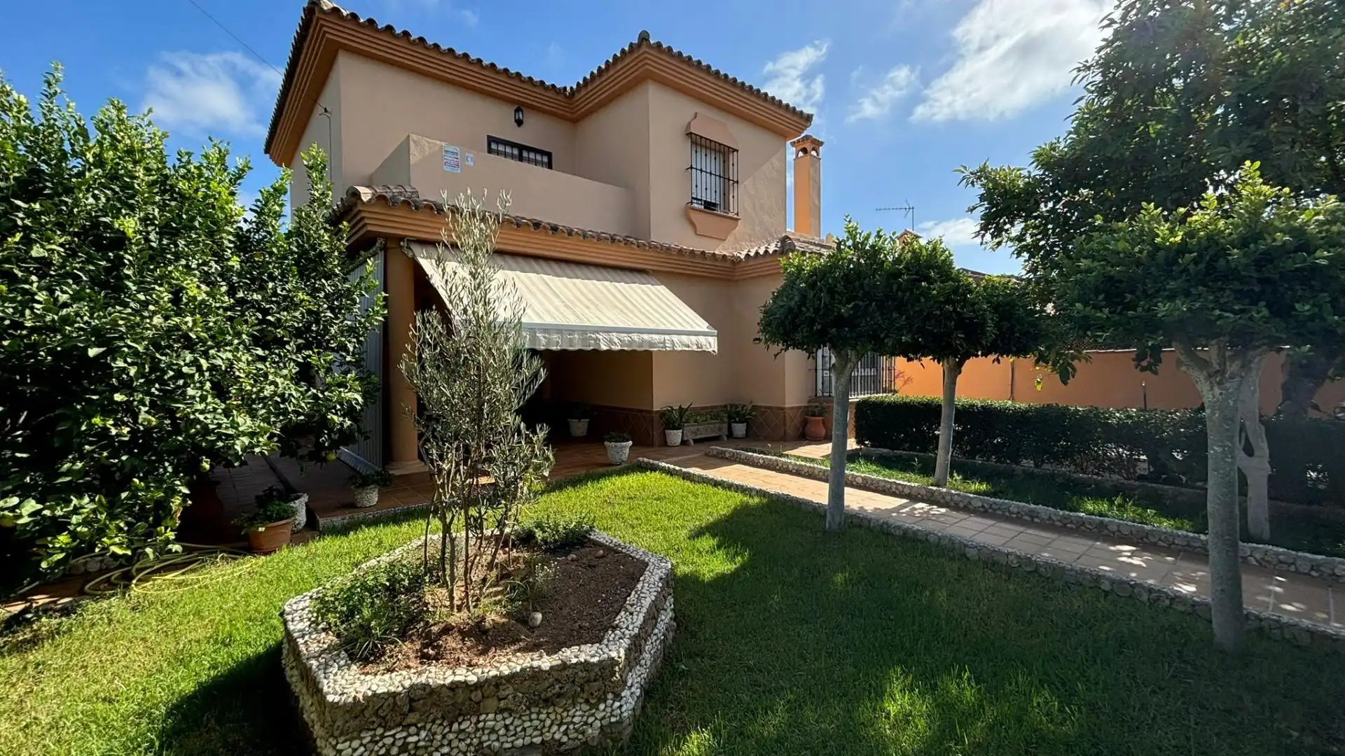 Vista exterior de Casa o xalet en venda en Chiclana de la Frontera amb Aire condicionat, Jardí privat i Traster