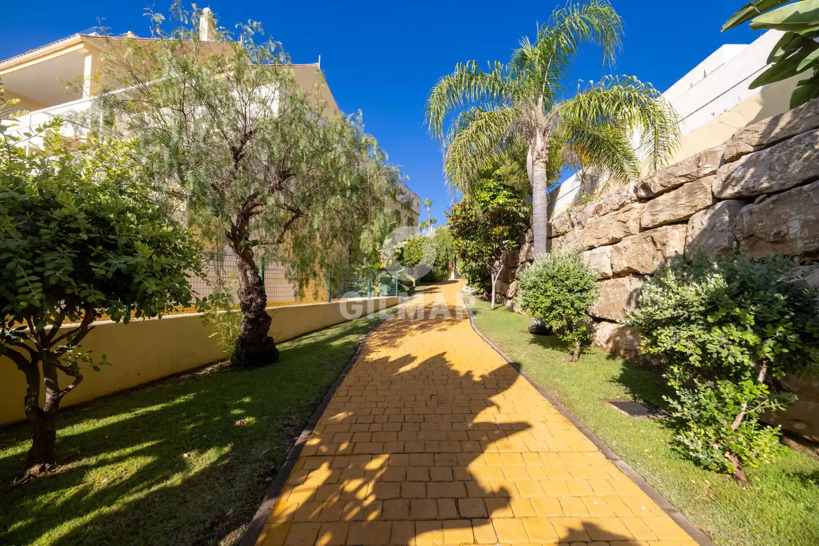 Vista exterior de Apartament en venda en Estepona amb Piscina i Balcó