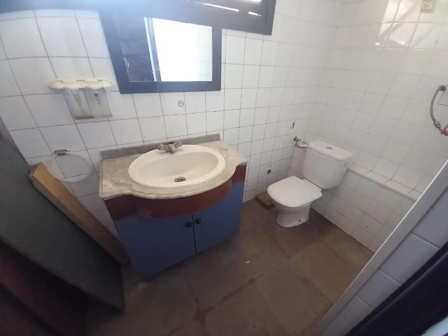 Badezimmer von Fabrikhallen zum Verkauf in Andújar