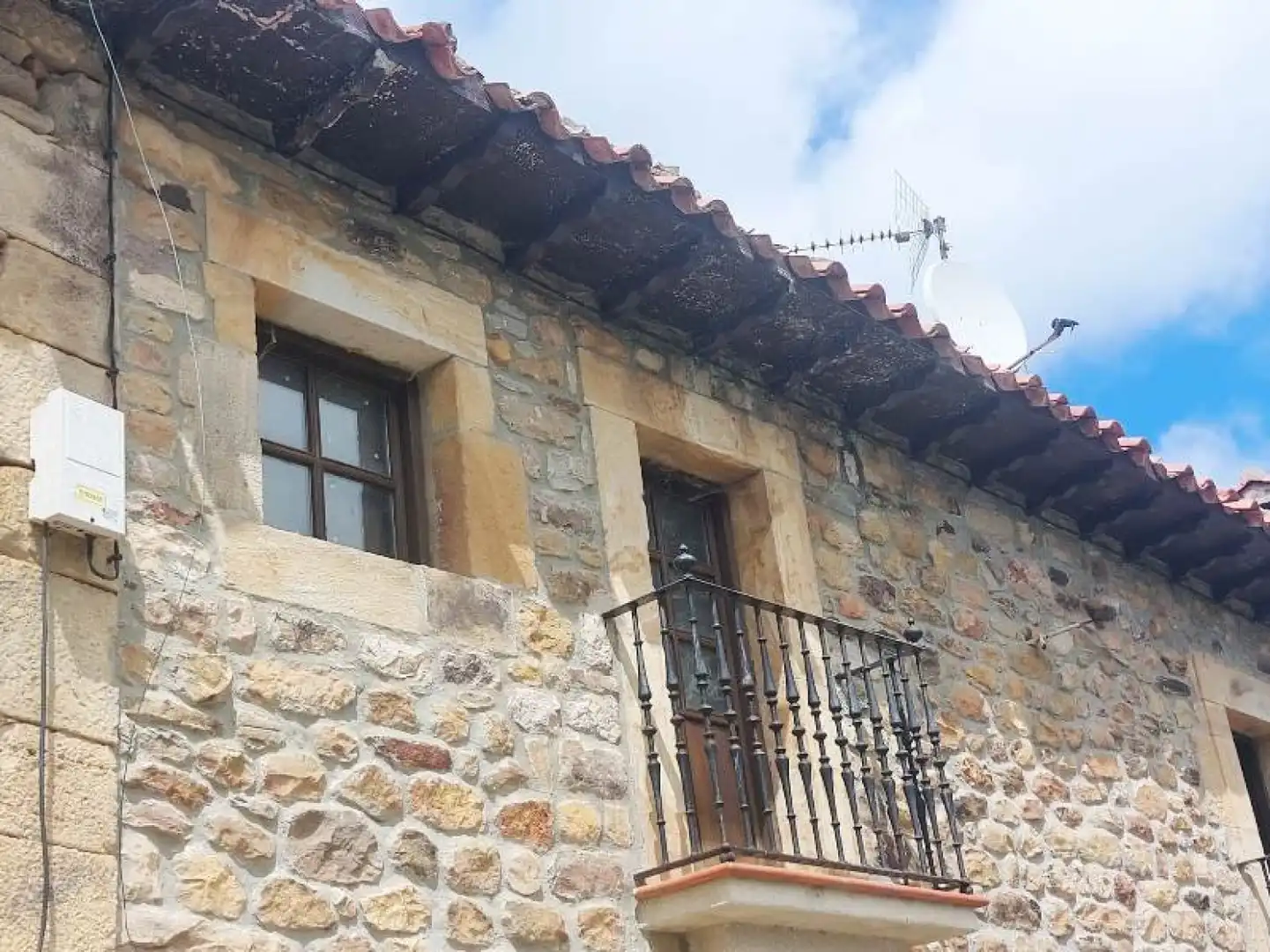 Vista exterior de Casa adosada en venda en Polaciones amb Calefacció, Jardí privat i Traster