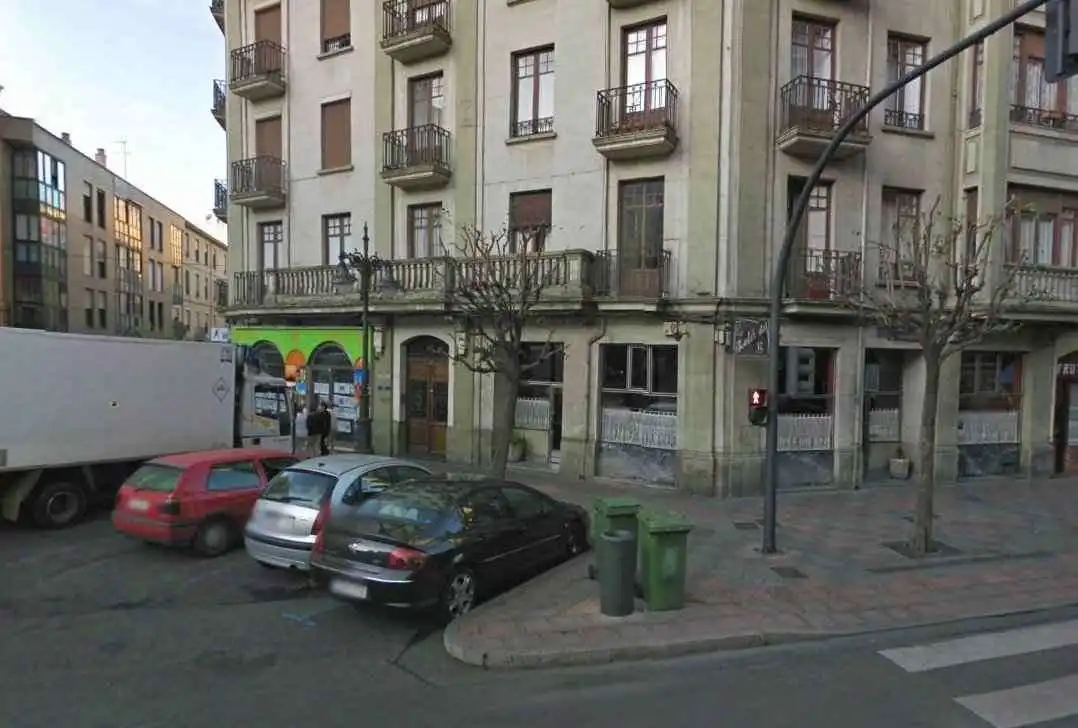 Vista exterior de Piso en venta en León Capital  con Calefacción