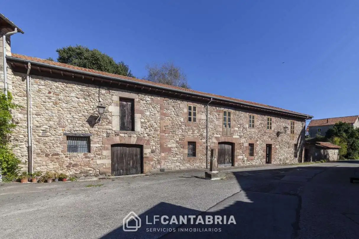 Vista exterior de Casa o xalet en venda en Torrelavega  amb Jardí privat