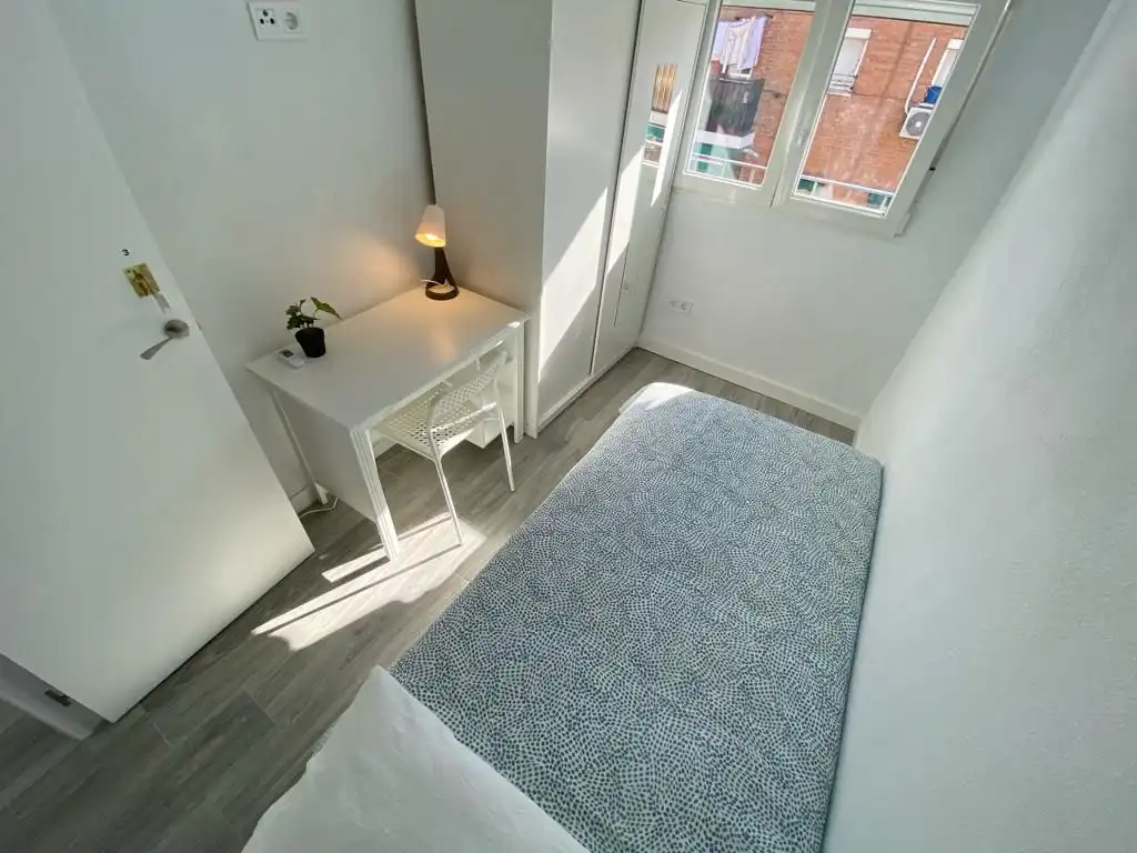 Room in Calle Encarnación Oviol, 43, Los Rosales