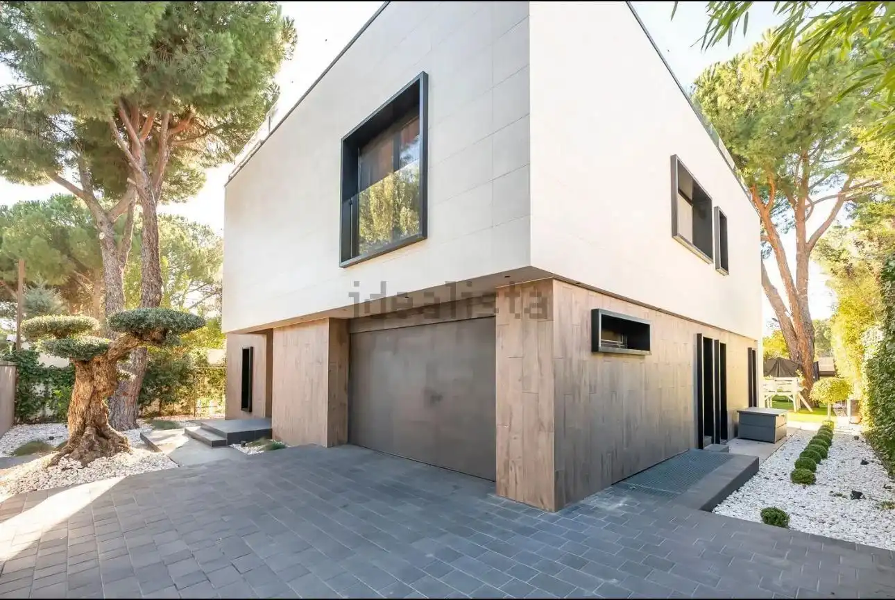 Vista exterior de Casa o xalet en venda en Pozuelo de Alarcón amb Aire condicionat, Jardí privat i Terrassa
