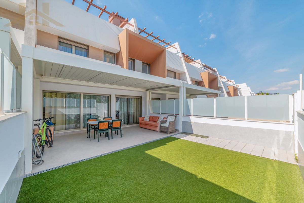 Terraza de Casa adosada en venta en Tres Cantos con Aire acondicionado, Calefacción y Jardín privado