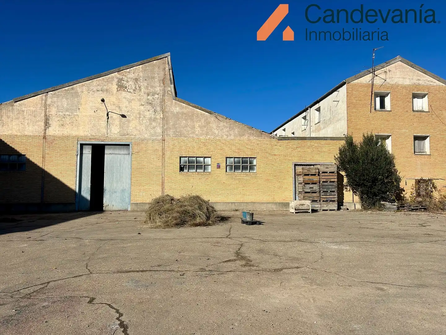 Vista exterior de Nave industrial en venta en Zuera