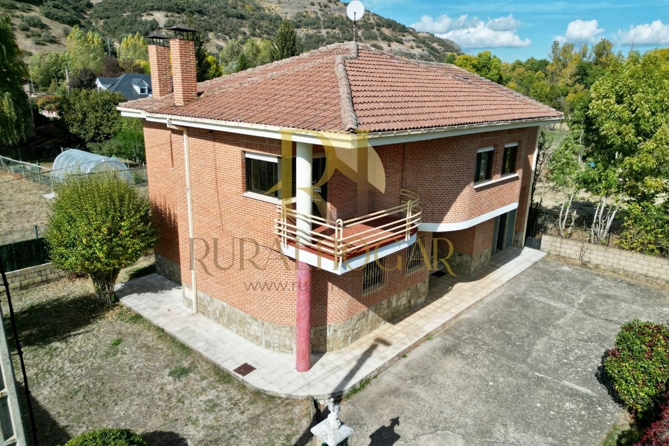 Vista exterior de Casa o xalet en venda en Matallana de Torío amb Terrassa