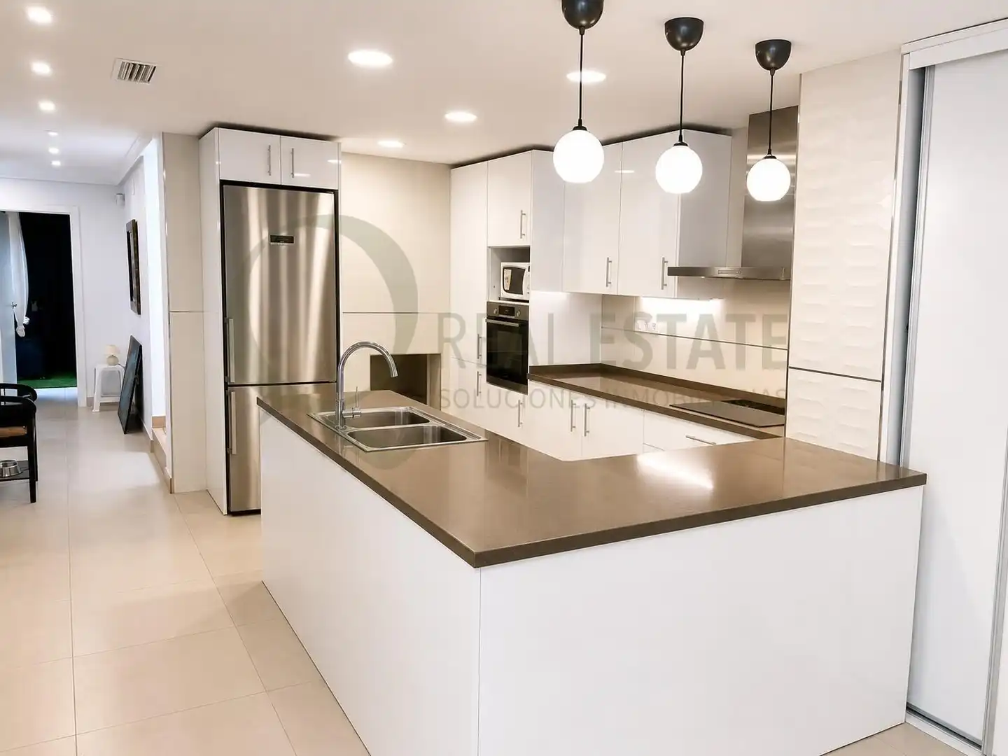 Cuina de Casa adosada en venda en Alicante / Alacant amb Aire condicionat, Jardí privat i Terrassa