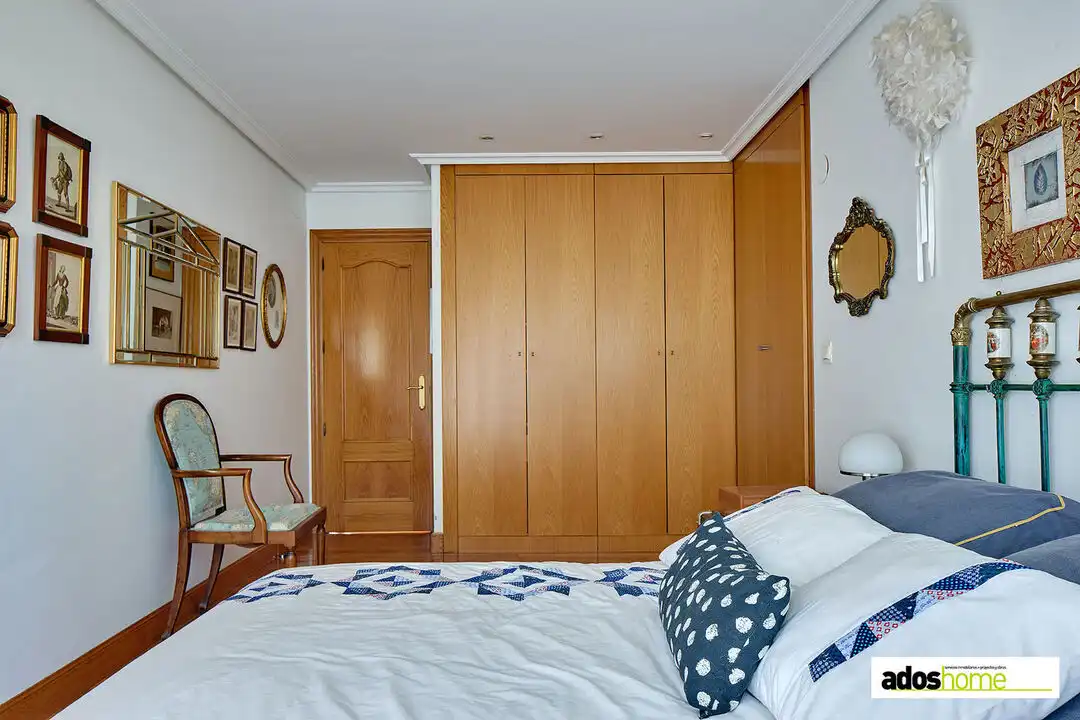 Habitación de Casa adosada en venta en Zarautz con Calefacción