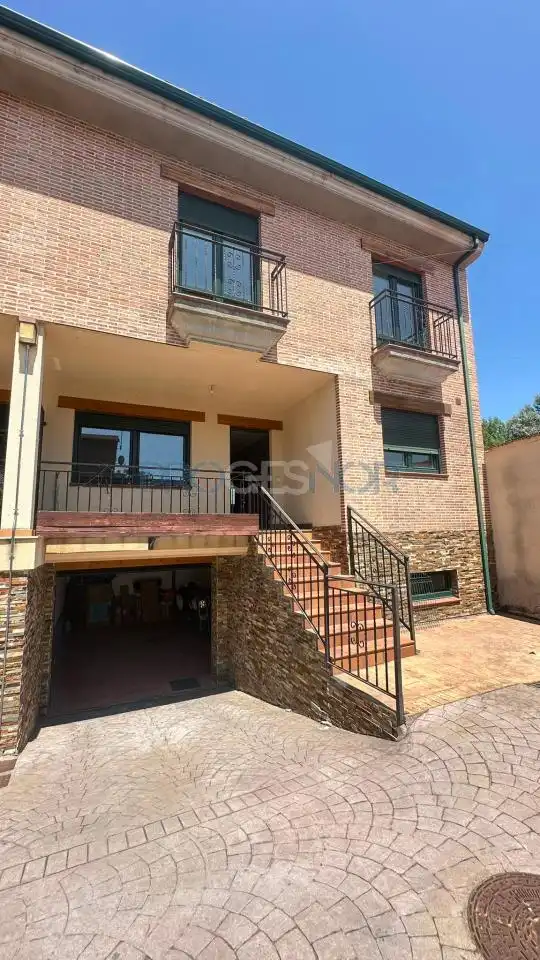 Vista exterior de Casa adosada en venda en Onzonilla amb Calefacció, Jardí privat i Terrassa