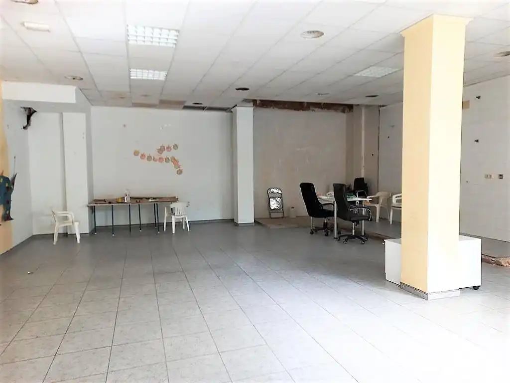 Local comercial de lloguer a La Roda