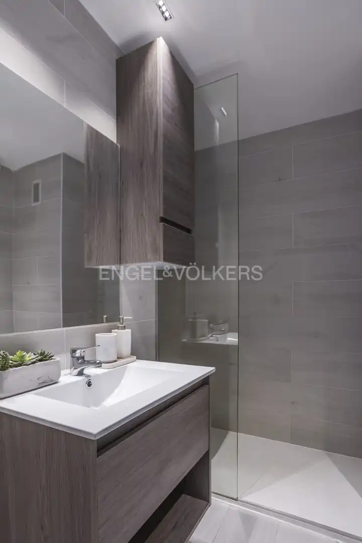 Bathroom of Flat for rent in Madrid  with Air Conditioner, Heating and Furnished