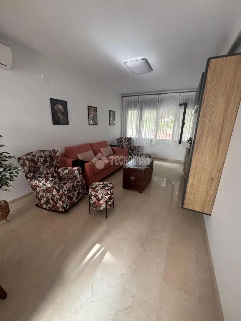 Sala d'estar de Casa adosada en venda en Alcalá de Guadaira amb Aire condicionat i Terrassa