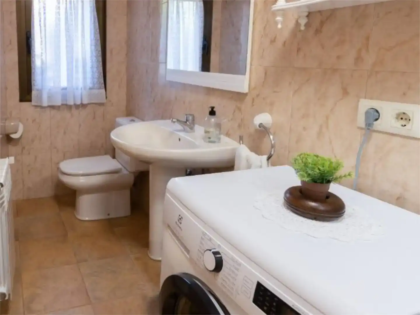 Badezimmer von Wohnung zum Verkauf in Llanes mit Balkon