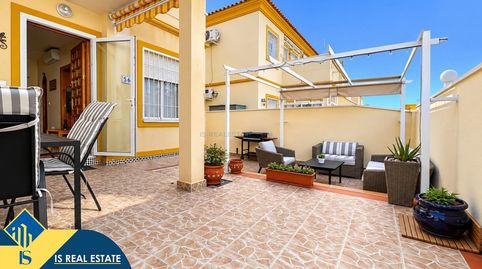 Bungalow con piscina comunitaria, en la provincia de Alicante, en la localidad de Orihuela Costa. 2 habitaciones | 50 m² | 2,3 kil