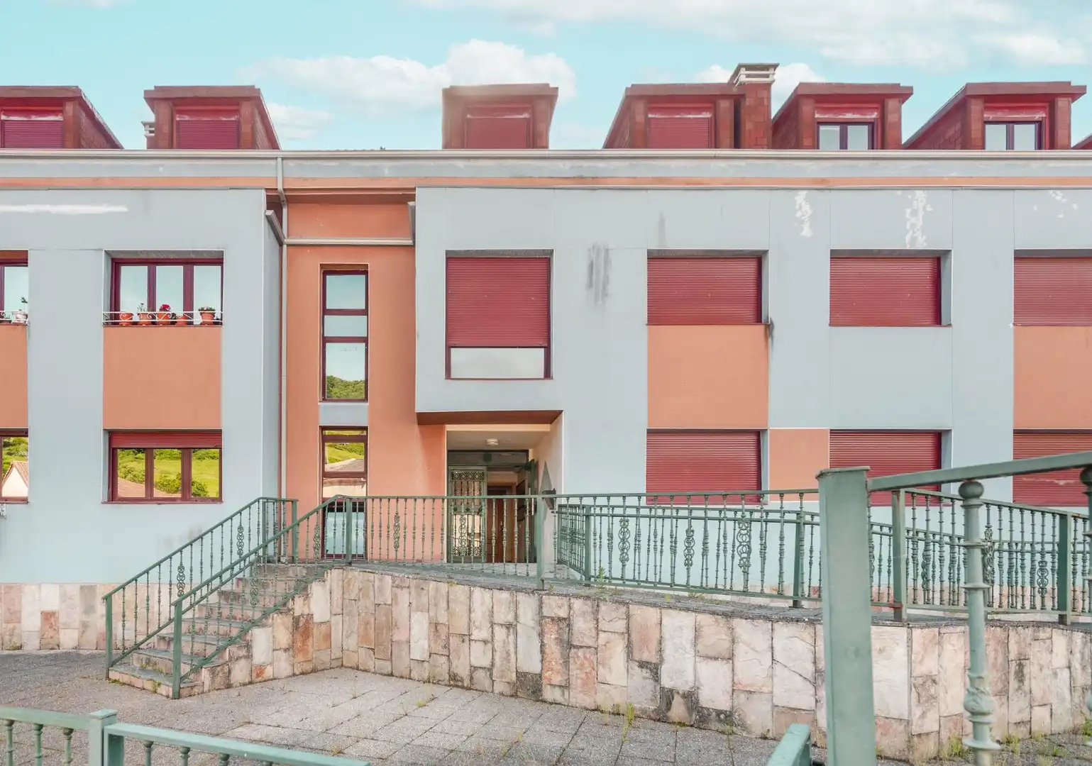 Vista exterior de Àtic en venda en Teverga amb Calefacció, Traster i Moblat