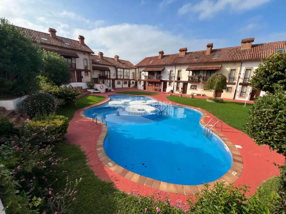 Schwimmbecken von Einfamilien-Reihenhaus zum Verkauf in Ribamontán al Mar mit Heizung, Möbliert und Balkon