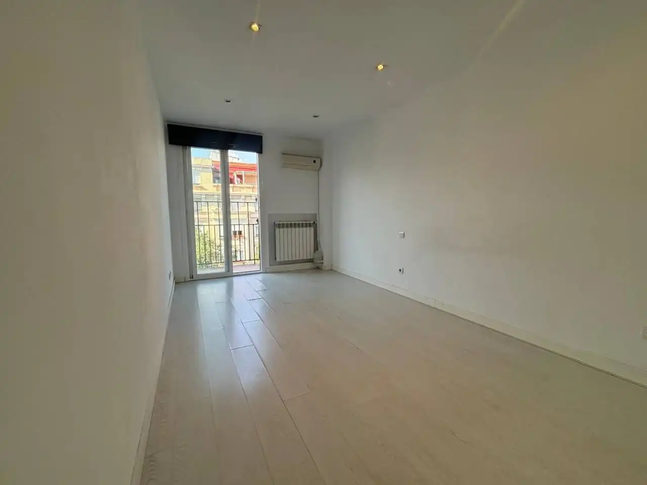Schlafzimmer von Dachboden zur Miete in Madrid mit Klimaanlage, Heizung und Parkett