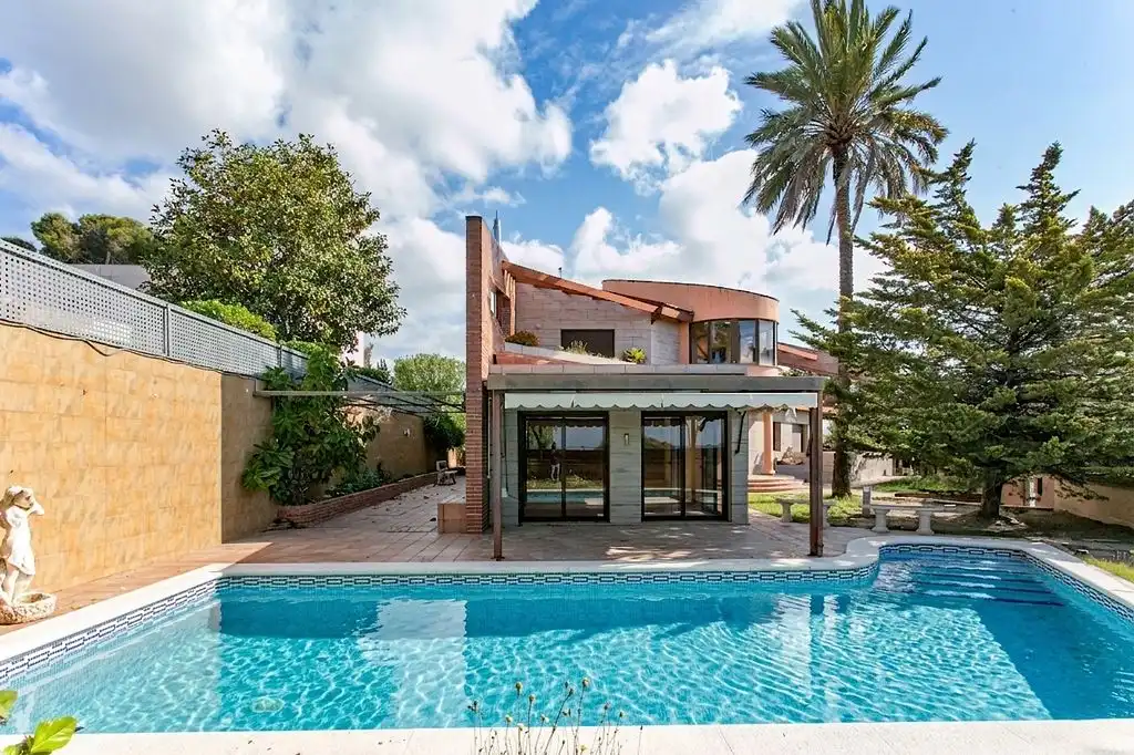 Piscina de Casa o xalet en venda en Vilanova i la Geltrú