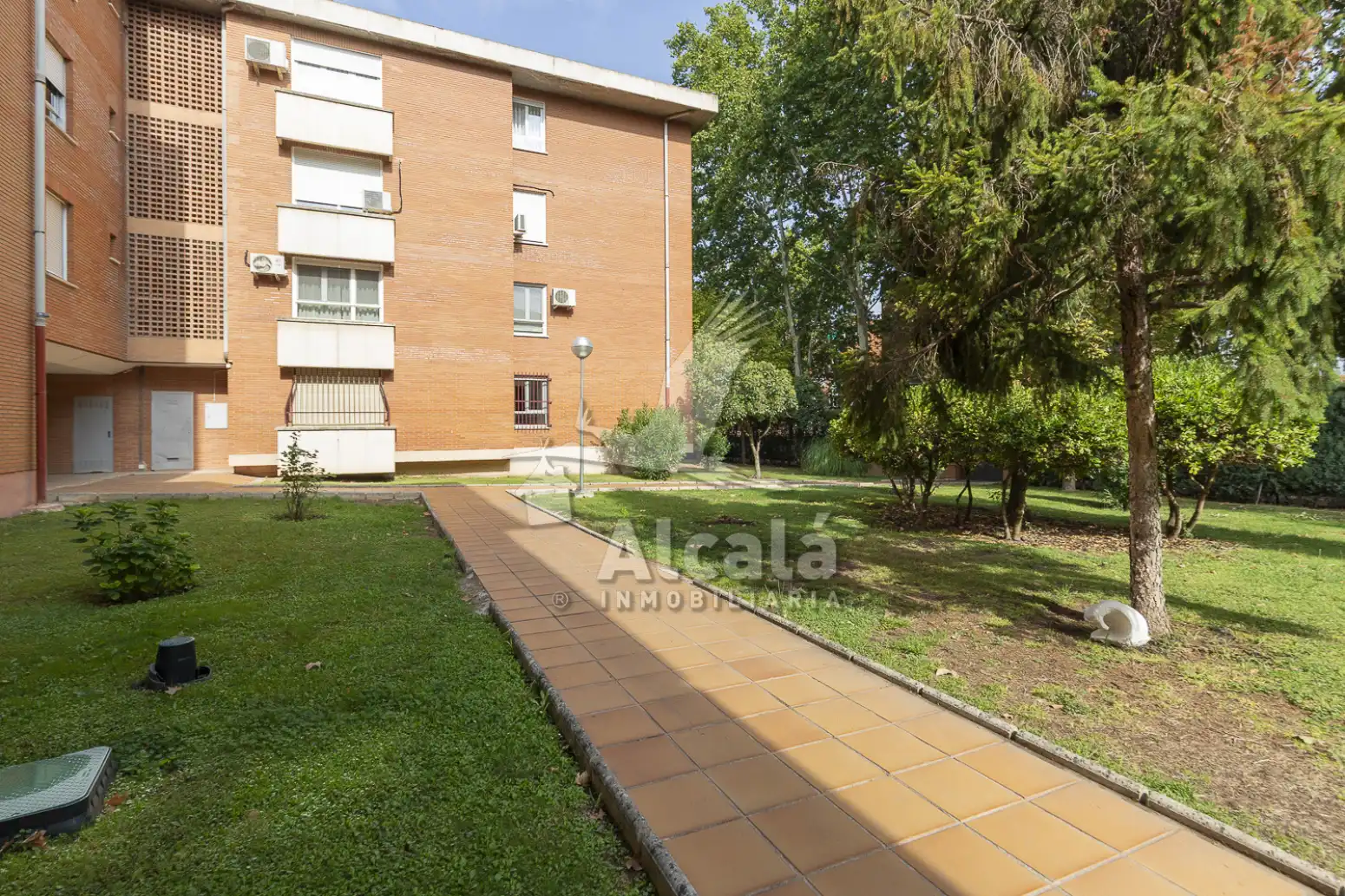 Vista exterior de Pis en venda en Alcalá de Henares amb Aire condicionat, Calefacció i Moblat