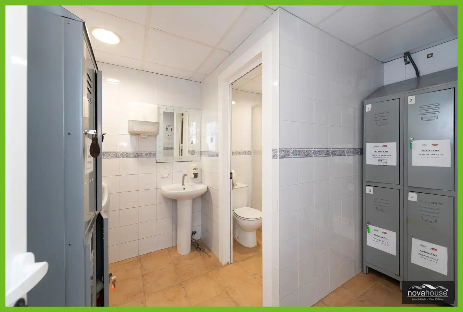 Baño de Nave industrial en venta en Málaga