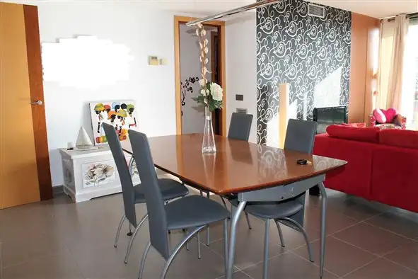 Esszimmer von Dachboden zur Miete in Cambrils mit Klimaanlage, Terrasse und Möbliert