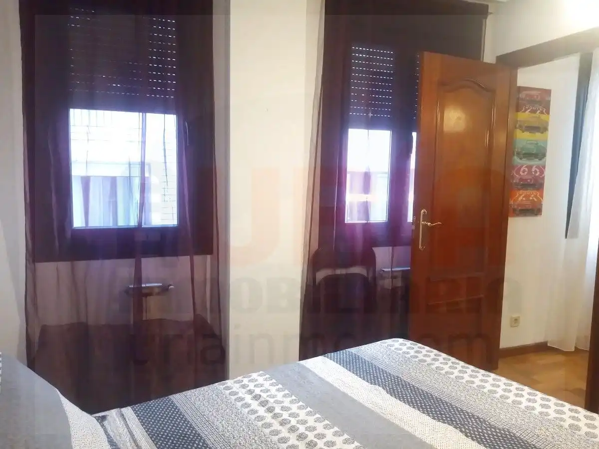 Dormitori de Apartament de lloguer en Oviedo  amb Calefacció, Parquet i Moblat
