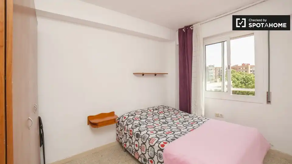 Dormitori de Pis per a compartir en Barcelona amb Aire condicionat, Calefacció i Moblat
