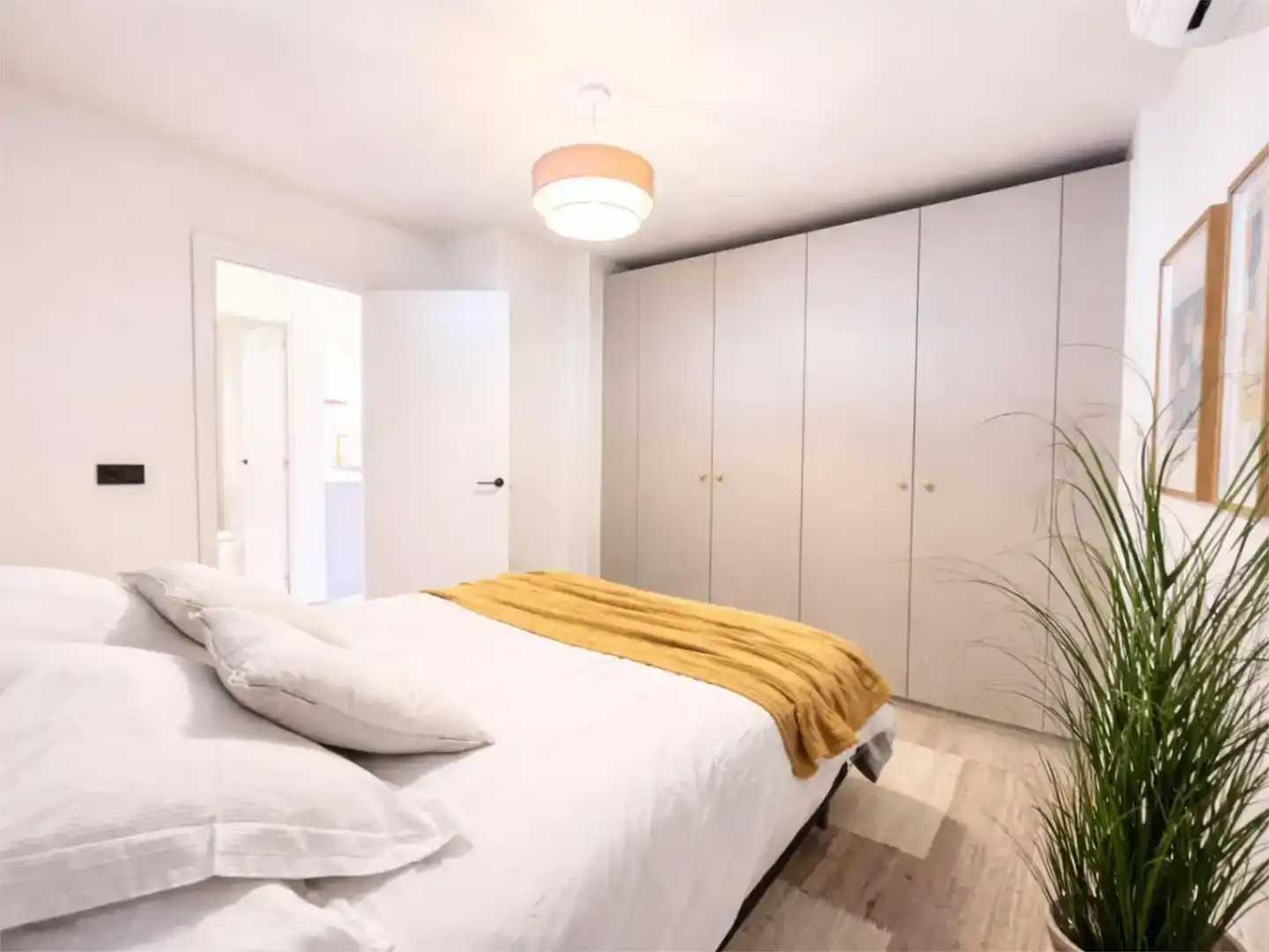 Bedroom of Flat for sale in Fuengirola  with Air Conditioner, Swimming Pool and Balcony
