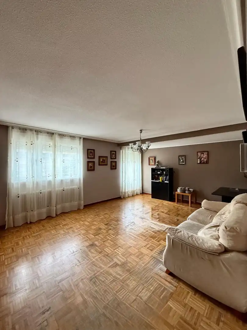 Sala d'estar de Pis en venda en Salamanca amb Calefacció, Parquet i Terrassa