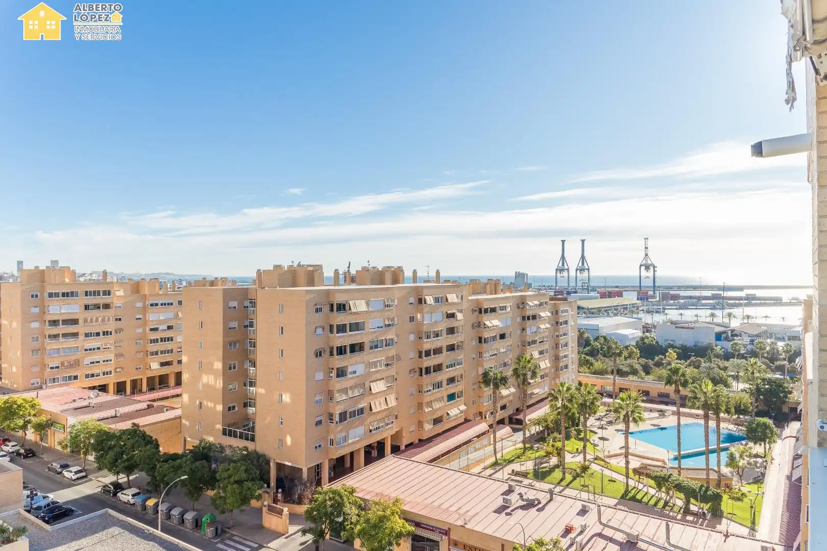 Vista exterior de Apartamento en venta en Alicante / Alacant con Aire acondicionado, Calefacción y Piscina comunitaria