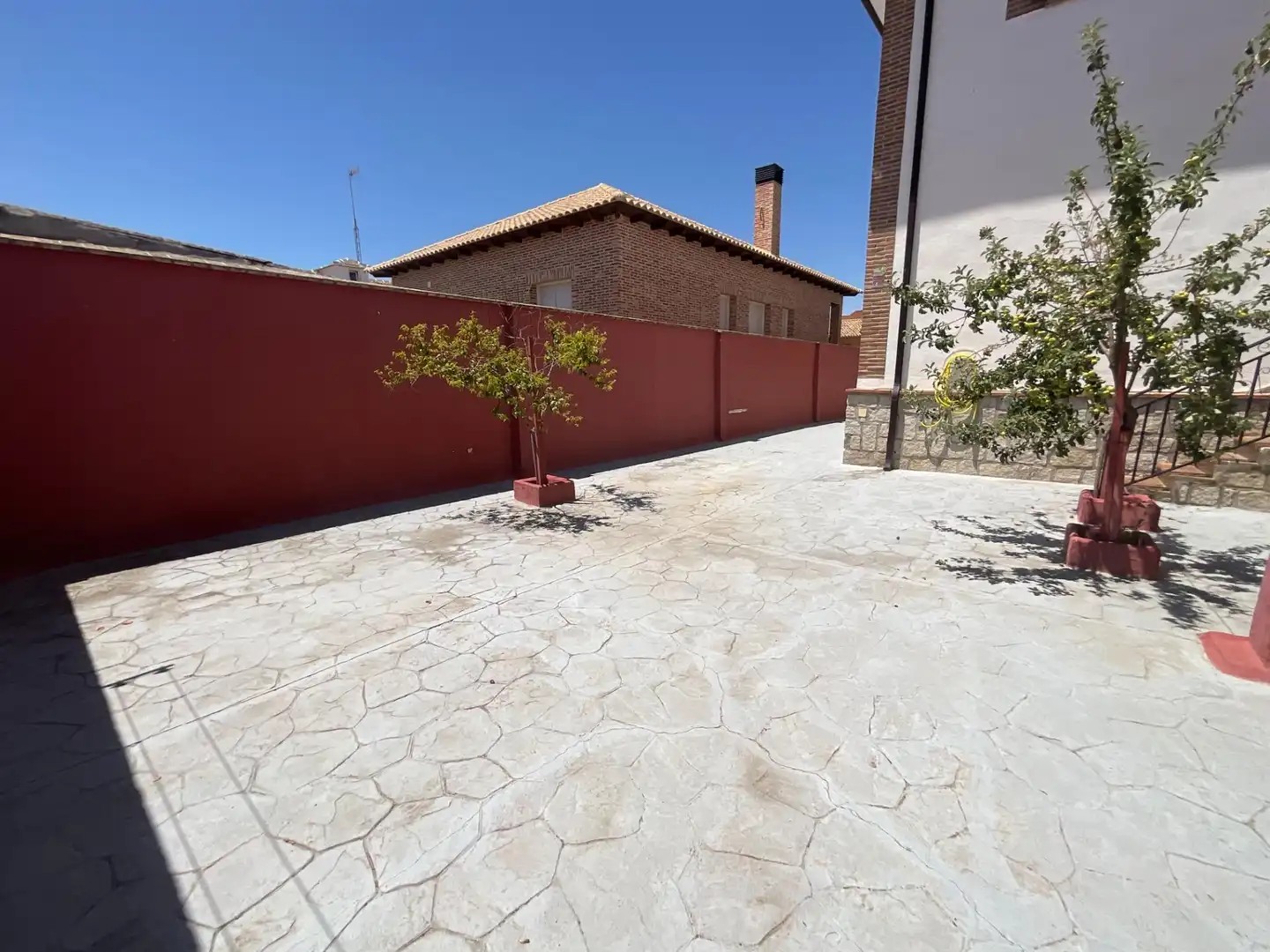 Terrasse von Einfamilien-Reihenhaus zum Verkauf in Villaluenga de la Sagra mit Klimaanlage und Heizung
