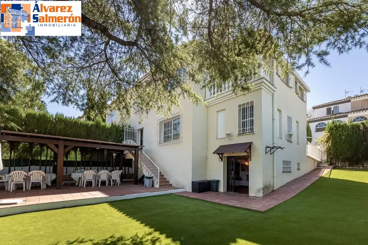 Garden of Houses for sale in Altos de la Zubia