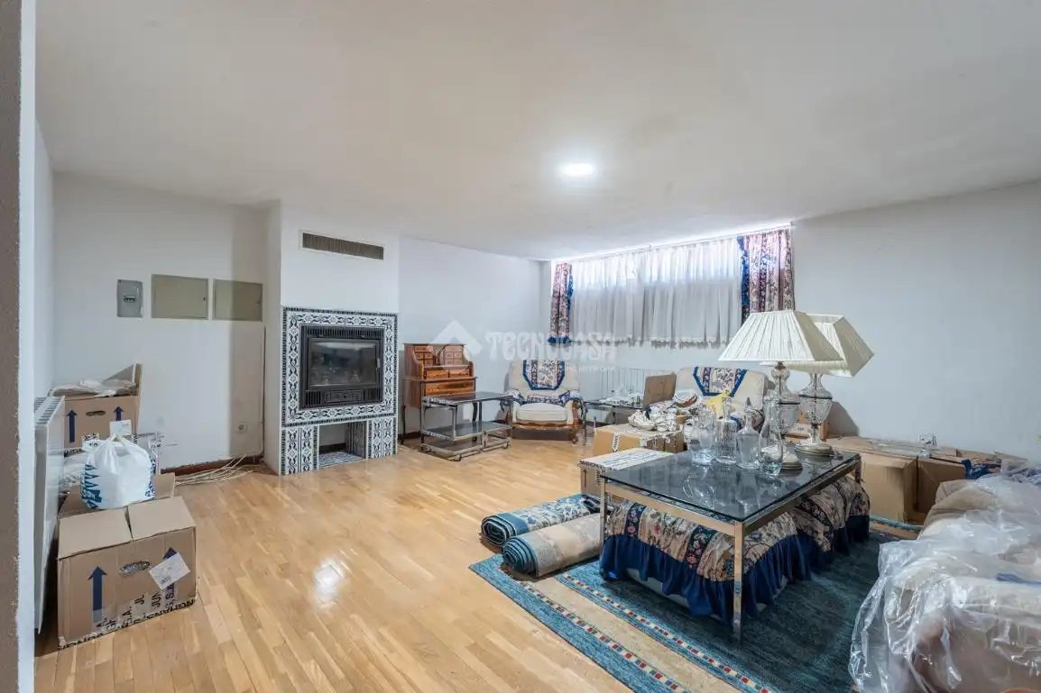 Sala d'estar de Casa adosada en venda en Madrid amb Aire condicionat i Balcó