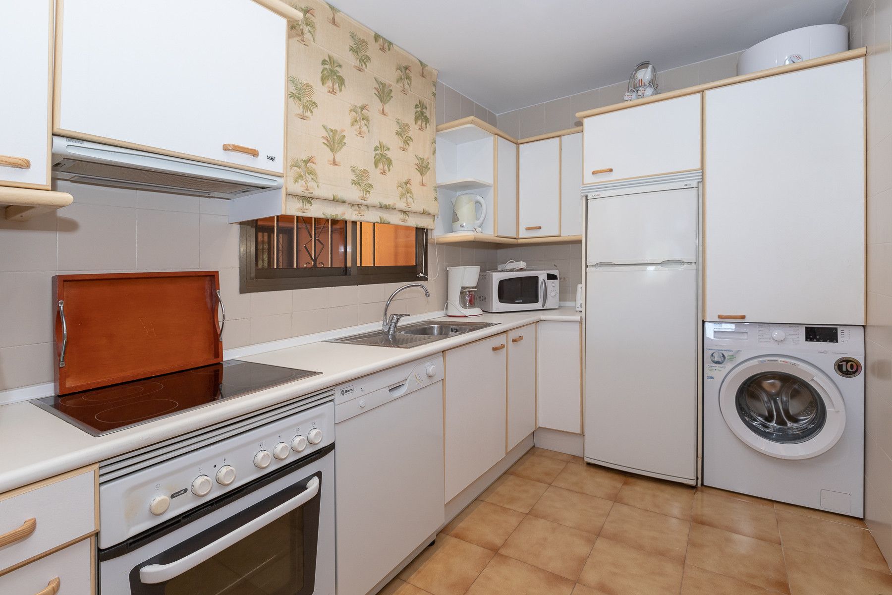 Cuina de Apartament en venda en Estepona amb Aire condicionat, Terrassa i Piscina